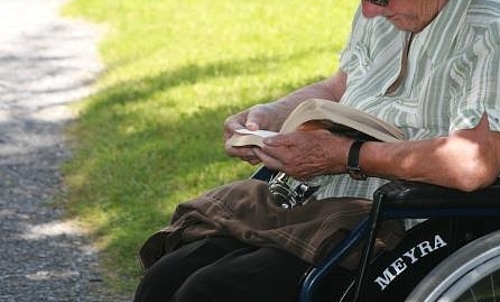Bewohnerin im Garten liest ein Buch