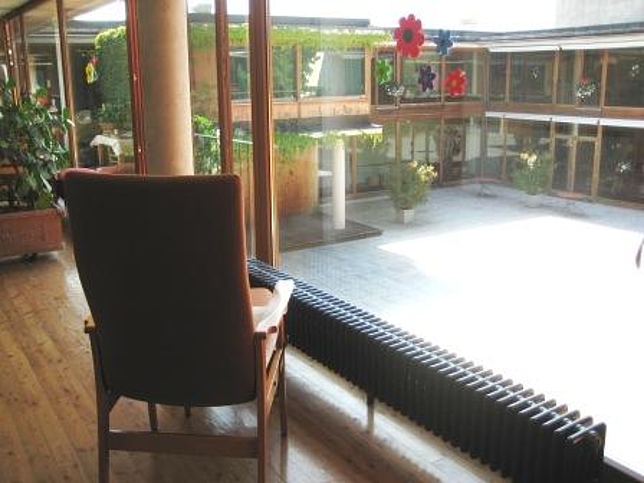 Sitzplatz mit Aussicht in den Innenhof Haus Nofels