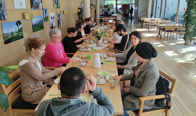Neue Mitarbeitende nutzten das gemeinsame Frühstück zum Kennenlernen und Austausch.