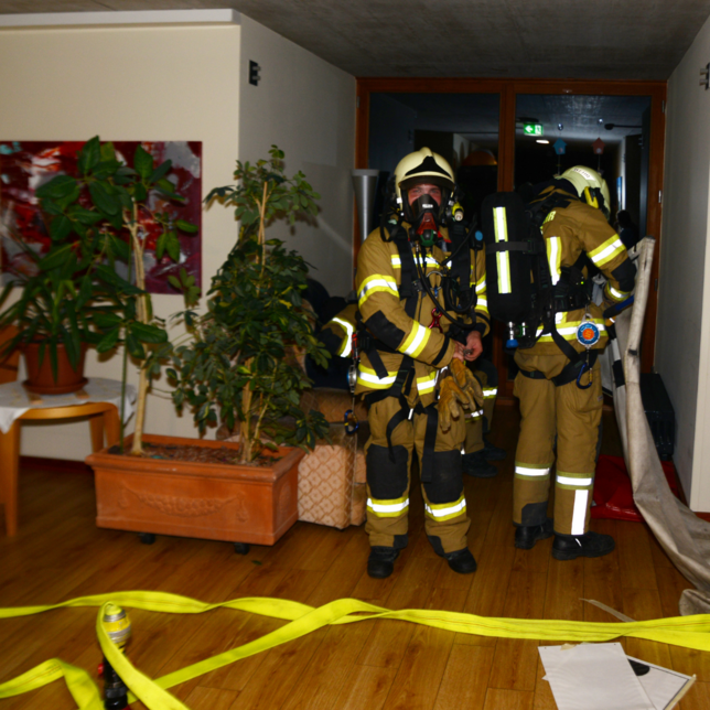 zwei Mitglieder der Feuerwehr Nofels im Pflegeheim bei einer Übung