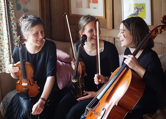 drei junge Frauen mit Streichinstrumenten