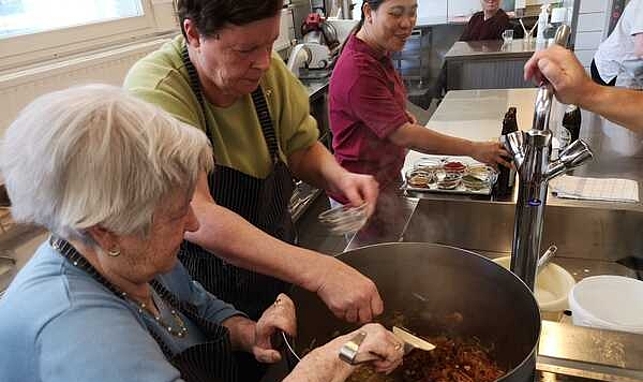 2 Seniorinnen kochen gemeinsam 