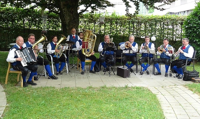 Stadtmusik Feldkirch spielte im Garten vom Haus Schillerstraße ein Platzkonzert.