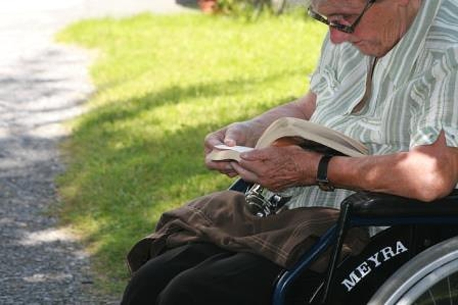 Bewohnerin im Garten liest ein Buch